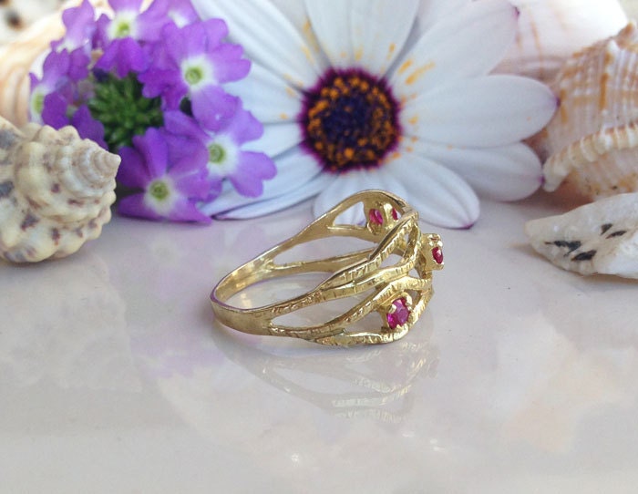 Round Ruby Three Stone Hammered Band Ring - H.L.Jewelry