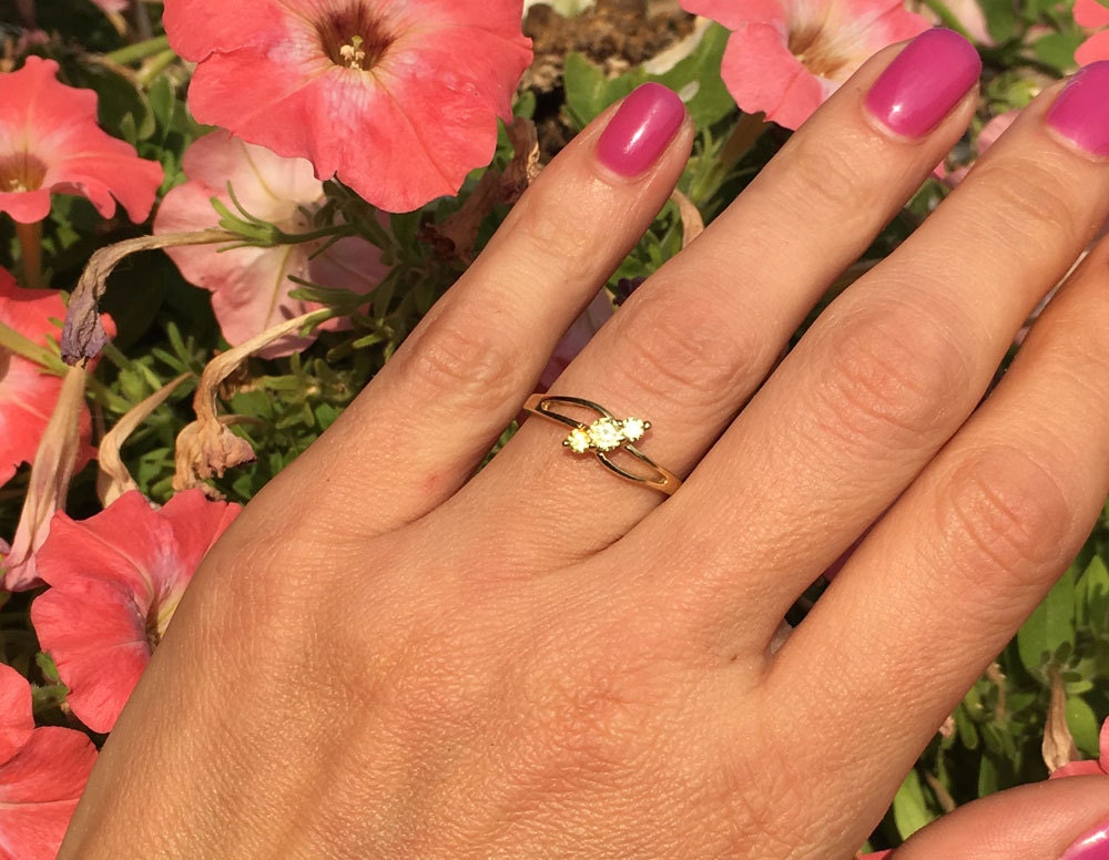 Round Yellow Citrine Three Stone Simple Ring - H.L.Jewelry