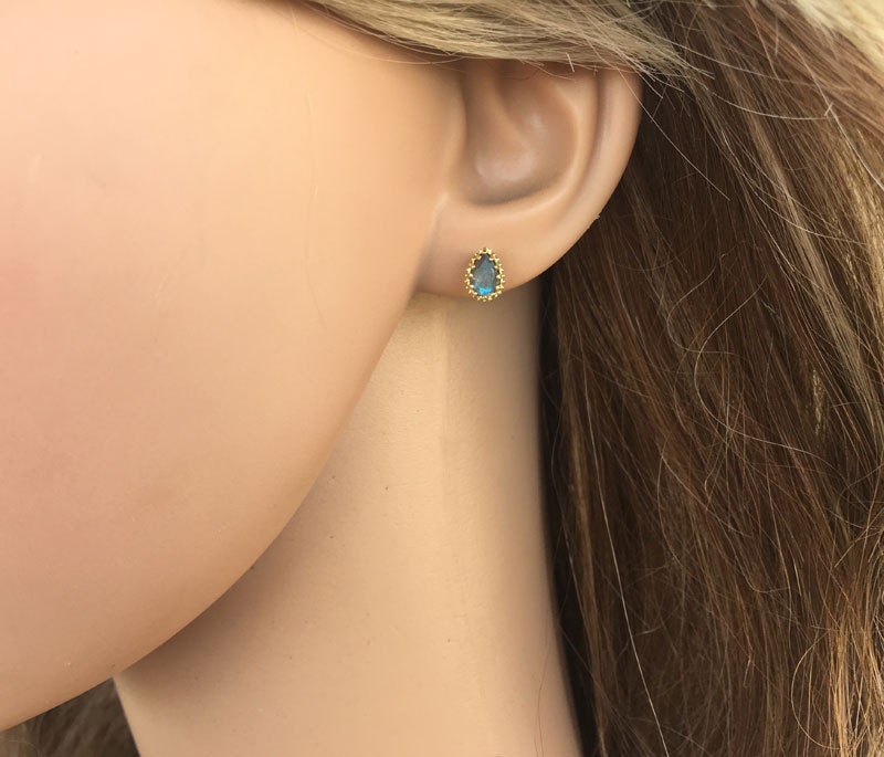 Emerald Earrings - May Birthstone Jewelry - Simple Small Stud Earrings with Pear-Shaped Emerald Gemstones - H.L.Jewelry