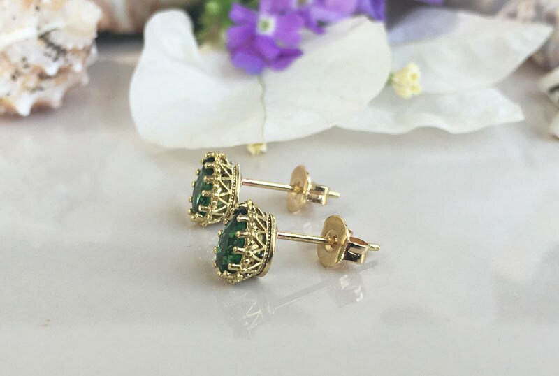 Emerald Earrings - May Birthstone Jewelry - Simple Small Stud Earrings with Pear-Shaped Emerald Gemstones - H.L.Jewelry