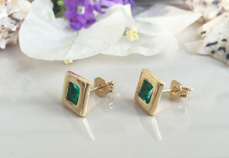 Emerald Earrings - May Birthstone - Simple Square Stud Earrings with Emerald Gemstones - H.L.Jewelry