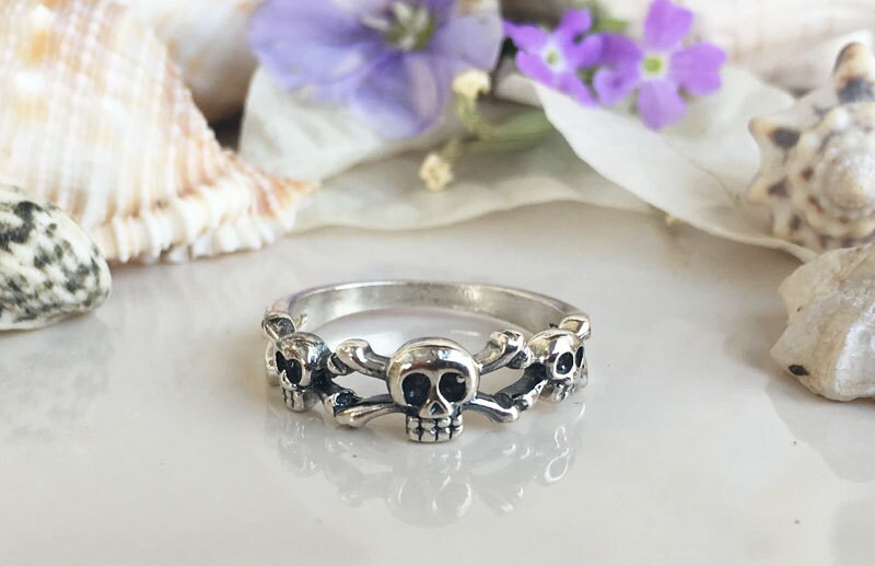 Skull Ring - Promise Ring - Everyday Jewelry - Simple Ring - H.L.Jewelry