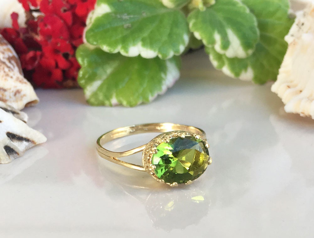 Peridot Ring - August Birthstone Jewelry - Double Band Vintage Oval Crown Ring with Peridot Gemstone - H.L.Jewelry