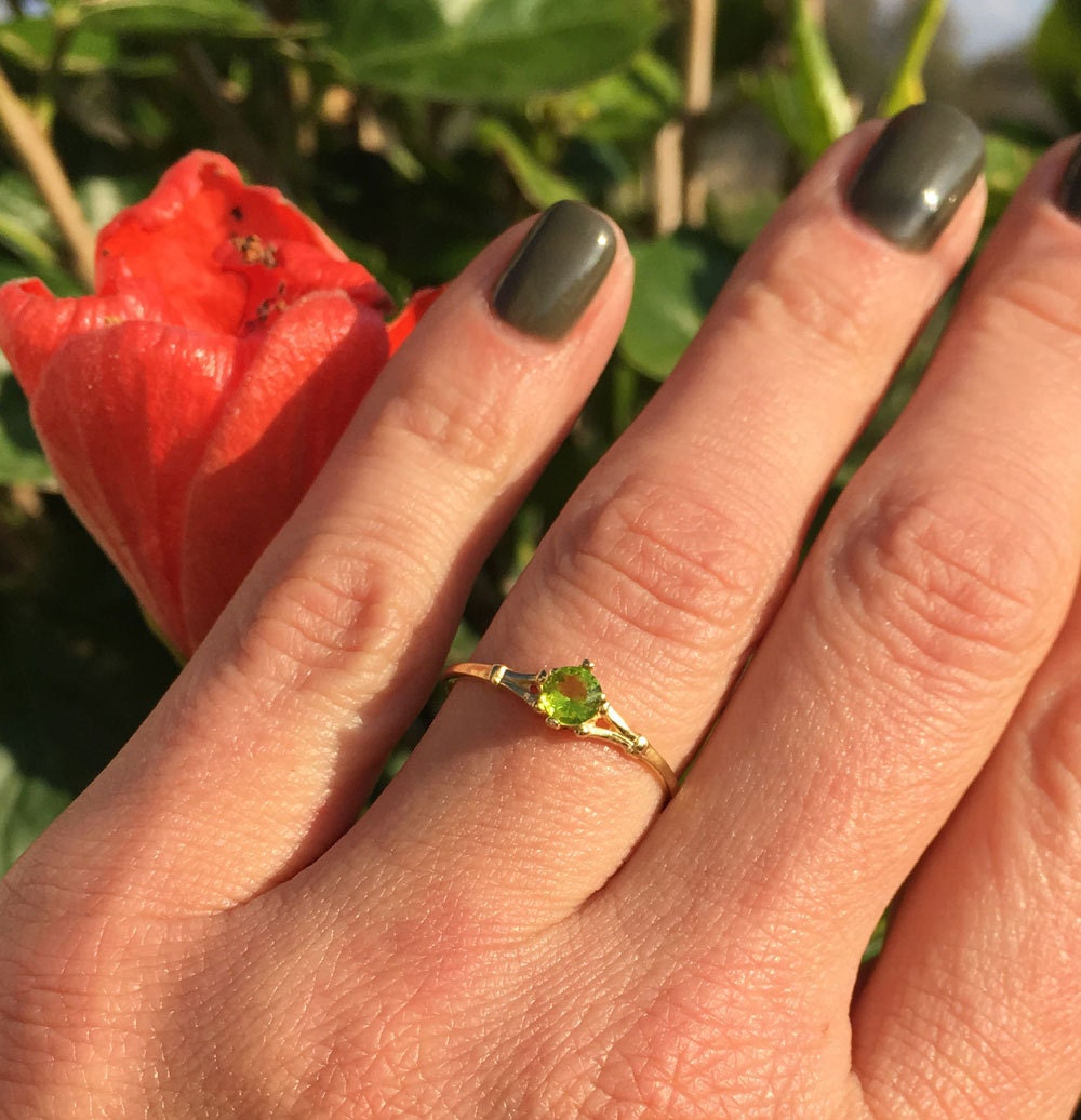 Peridot Ring - August Birthstone - Simple Delicate Ring with Round Peridot Gemstone - H.L.Jewelry