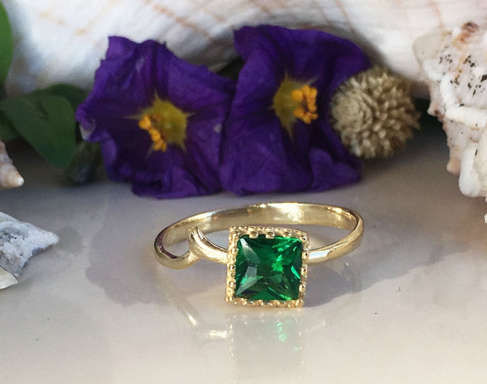 Emerald Ring - May Birthstone Jewelry - Square Crown Simple Hammered Ring with Emerald Gemstone - H.L.Jewelry