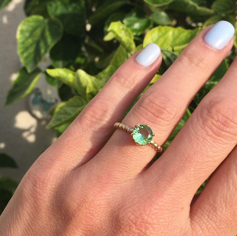 Green Sapphire Ring - Beaded Band Ring with Round Green Sapphire Gemstone - H.L.Jewelry