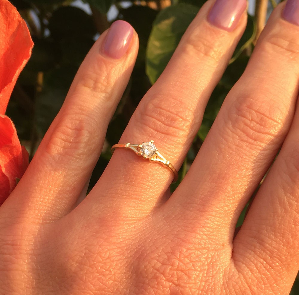 Clear Quartz Ring - April Birthstone - Round Clear Quartz Gemstone Simple Delicate Ring - H.L.Jewelry