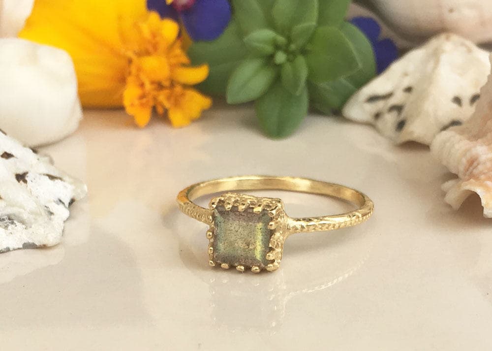 Labradorite Ring - Square Crown Simple Hammered Ring with Labradorite Gemstone - H.L.Jewelry