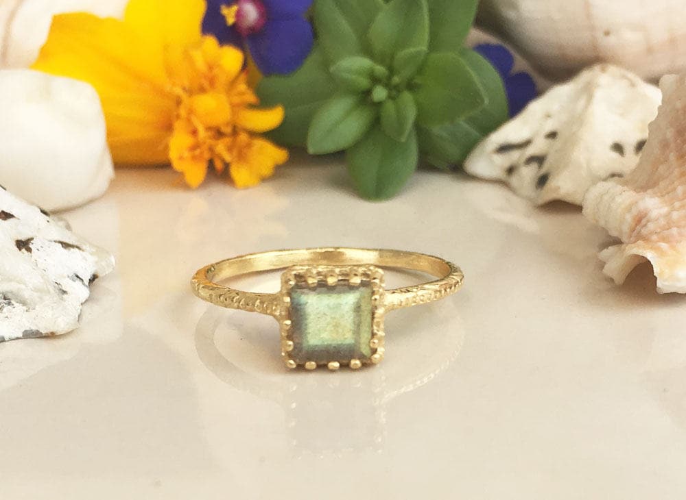 Labradorite Ring - Square Crown Simple Hammered Ring with Labradorite Gemstone - H.L.Jewelry