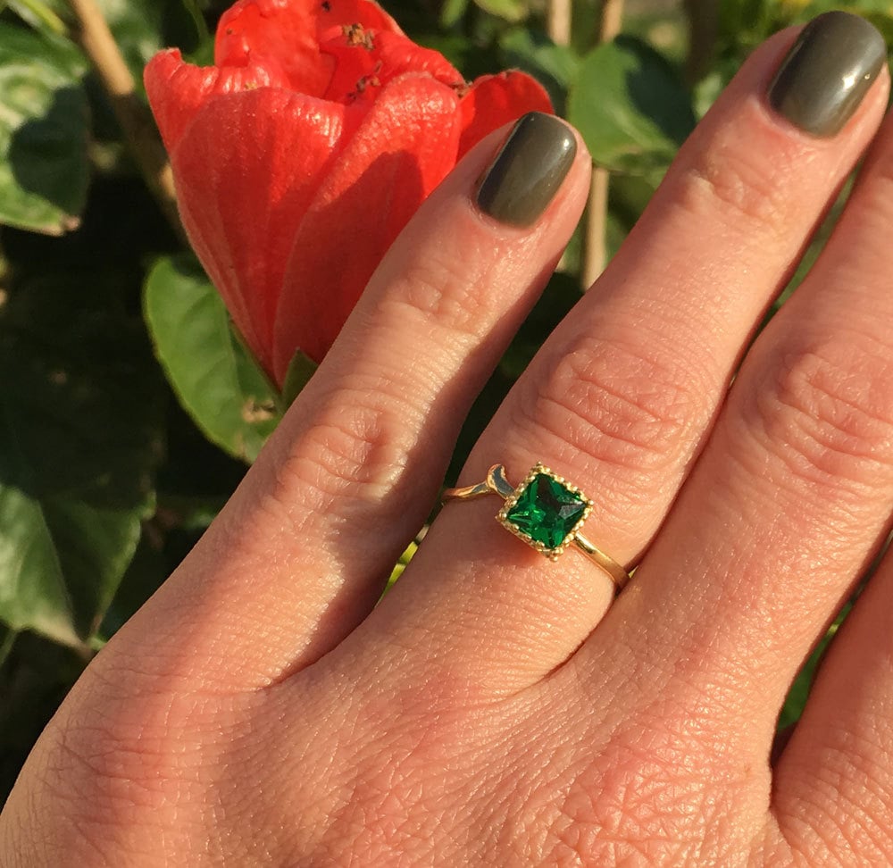 Emerald Ring - May Birthstone Jewelry - Square Crown Simple Hammered Ring with Emerald Gemstone - H.L.Jewelry