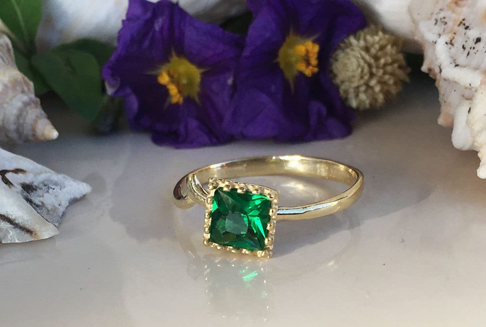 Emerald Ring - May Birthstone Jewelry - Square Crown Simple Hammered Ring with Emerald Gemstone - H.L.Jewelry