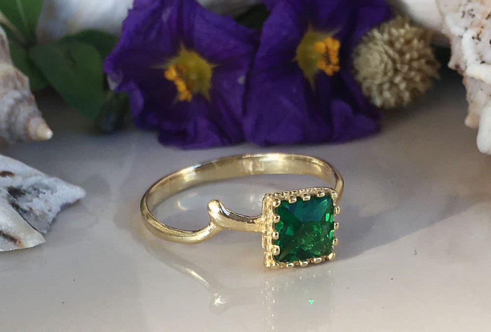 Emerald Ring - May Birthstone Jewelry - Square Crown Simple Hammered Ring with Emerald Gemstone - H.L.Jewelry