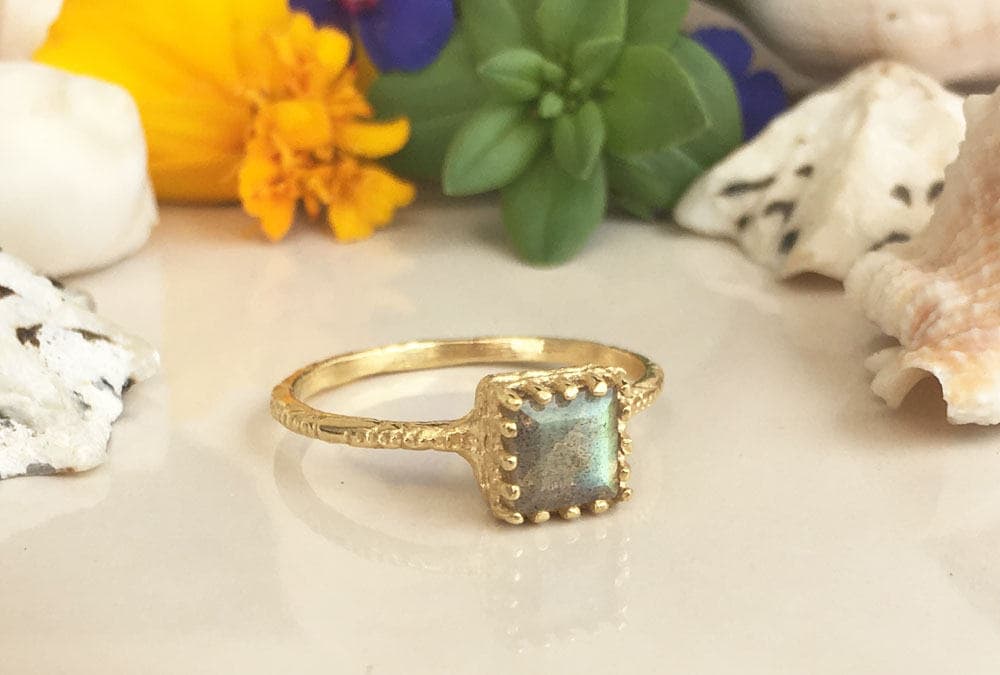 Labradorite Ring - Square Crown Simple Hammered Ring with Labradorite Gemstone - H.L.Jewelry