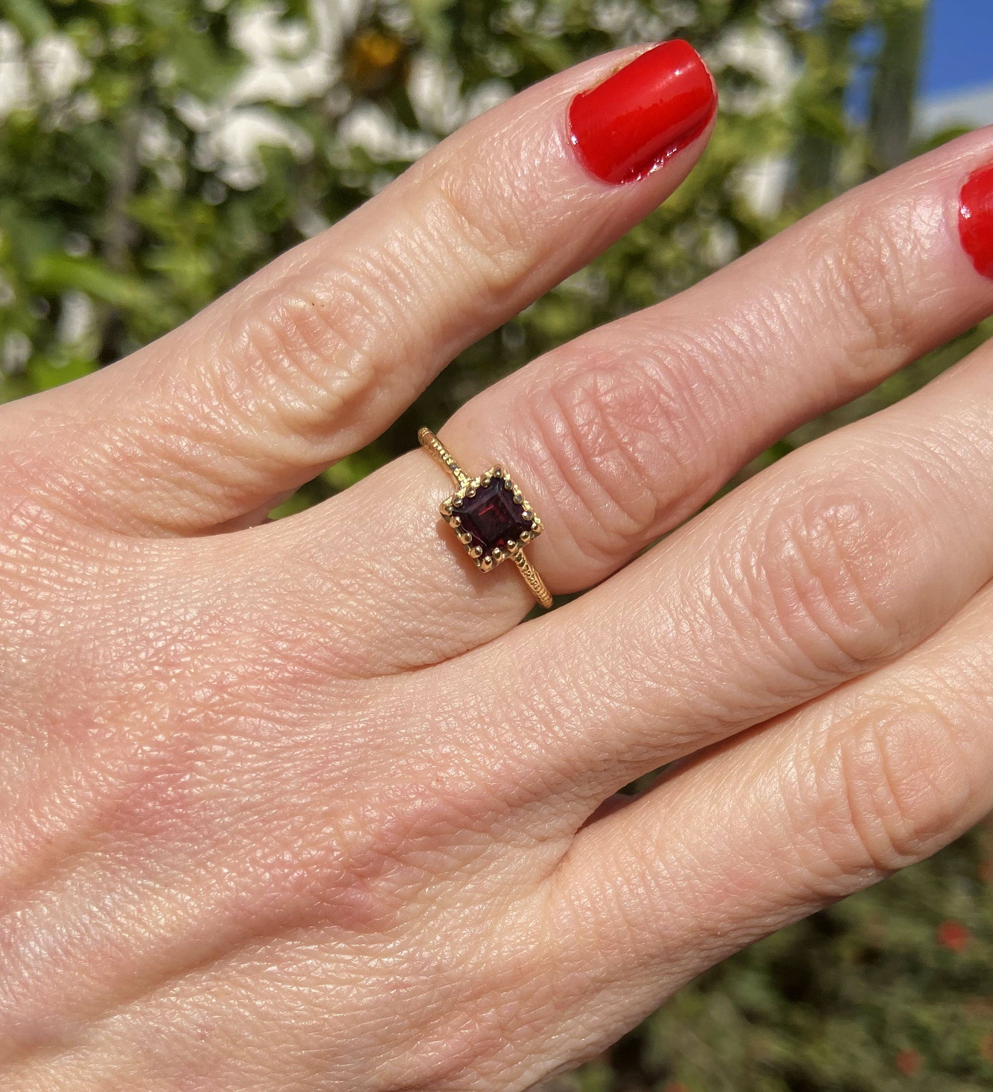 Red Garnet Ring - January birthstone - Square Crown Simple Hammered Ring with Red Garnet Gemstone - H.L.Jewelry