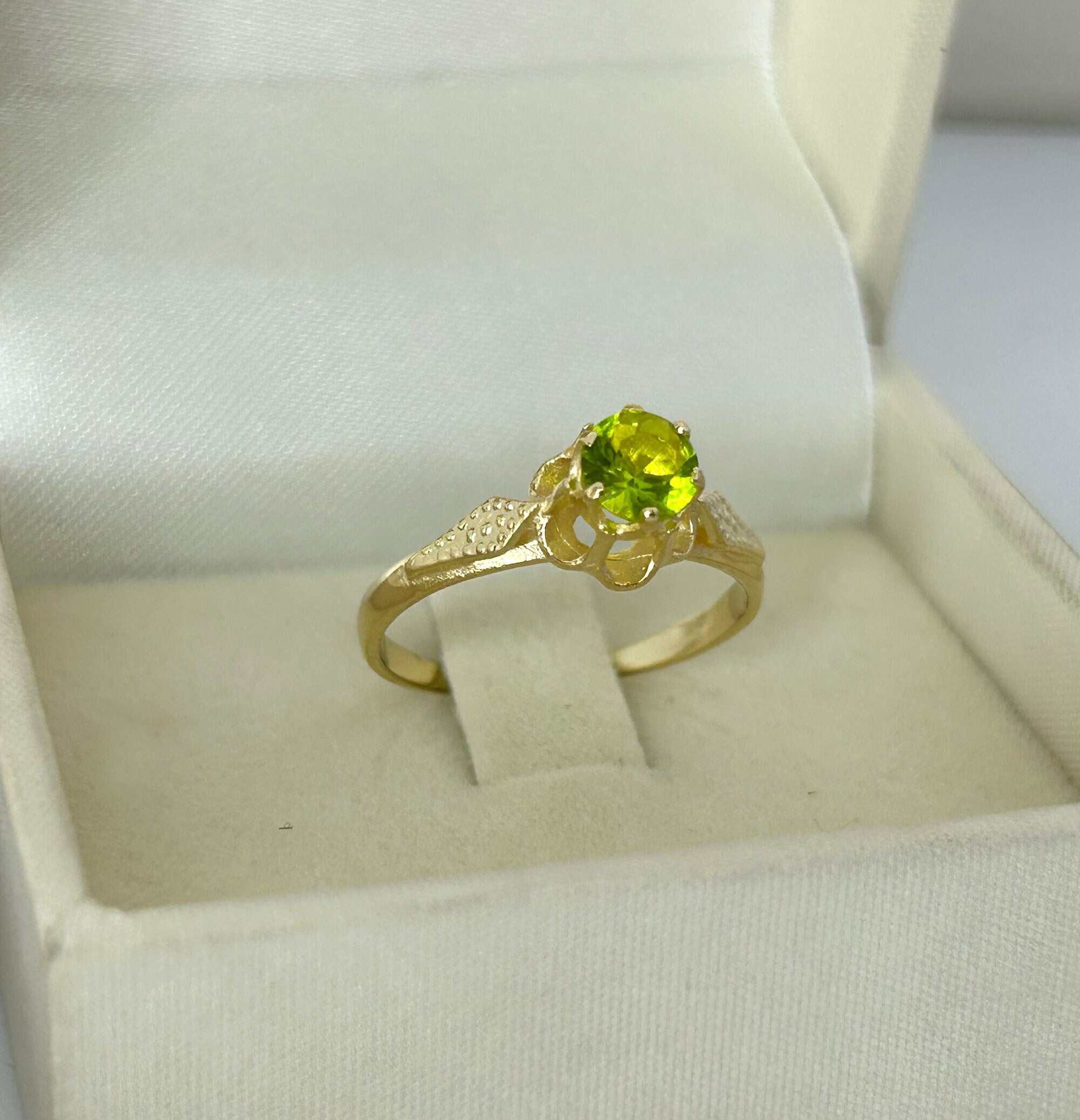 Peridot Ring - August Birthstone - Round Peridot Gemstone Flower Ring - H.L.Jewelry