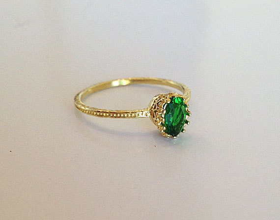 Emerald Ring - May Birthstone - Oval Emerald Gemstone Delicate Hammered Ring - H.L.Jewelry