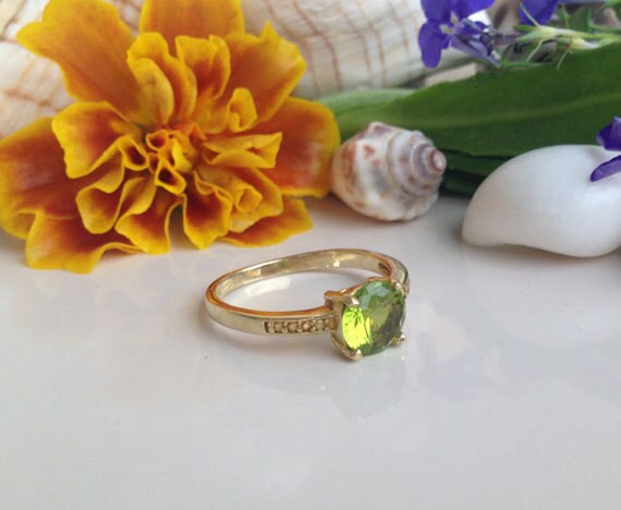 Peridot Ring - August Birthstone - Round Peridot Gemstone Simple Ring with Imitation Stones - H.L.Jewelry