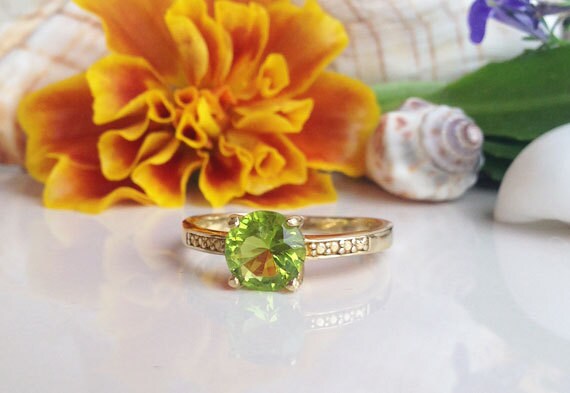 Peridot Ring - August Birthstone - Round Peridot Gemstone Simple Ring with Imitation Stones - H.L.Jewelry