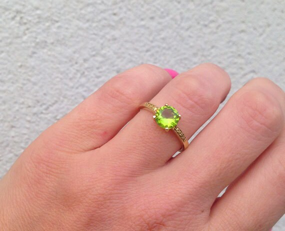 Peridot Ring - August Birthstone - Round Peridot Gemstone Simple Ring with Imitation Stones - H.L.Jewelry