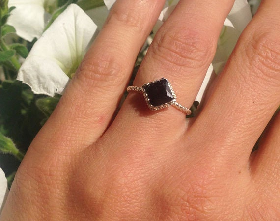 Black Onyx Ring - December Birthstone - Simple Twist Band Ring with Square Black Onyx Stone - H.L.Jewelry