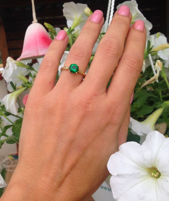 Emerald Ring - May Birthstone - Round Emerald Gemstone Simple Ring with Imitation Stones - H.L.Jewelry