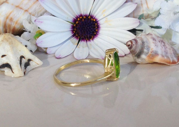 Peridot Ring - August Birthstone - Lace Setting Ring with Pear-Shaped Peridot Gemstone - H.L.Jewelry