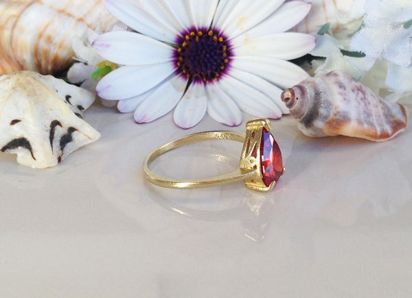 Red Garnet Ring - January Birthstone - Lace Setting Ring with Pear-Shaped Red Garnet Gemstone - H.L.Jewelry