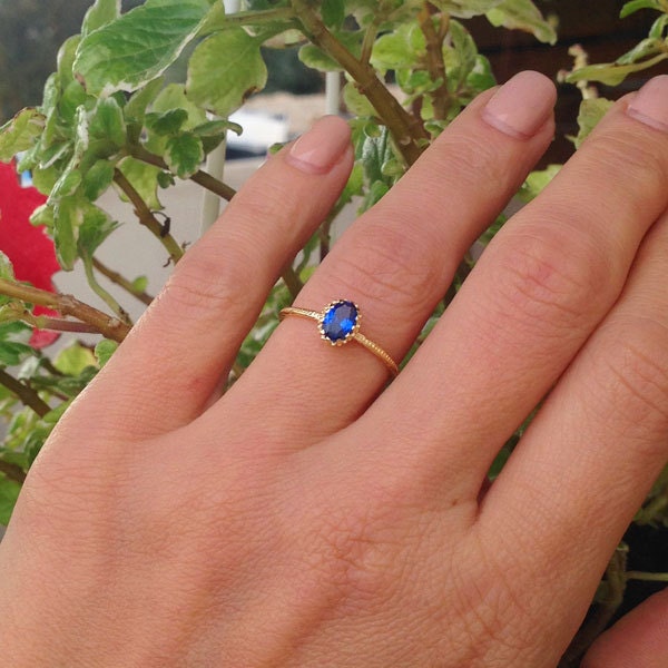 Blue Sapphire Ring - September Birthstone - Delicate Hammered Ring with Oval Blue Sapphire Gemstone - H.L.Jewelry