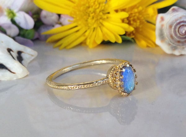 Labradorite Ring - Delicate Hammered Ring with Oval Labradorite Gemstone - H.L.Jewelry