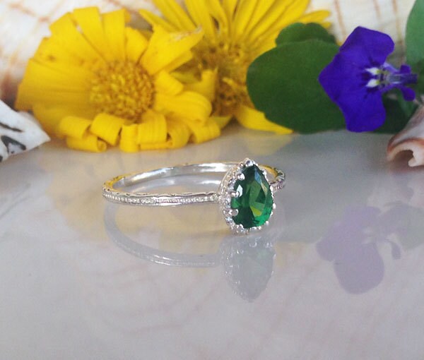 Emerald Ring - May Birthstone - Pear-Shaped Emerald Gemstone Delicate Hammered Ring - H.L.Jewelry