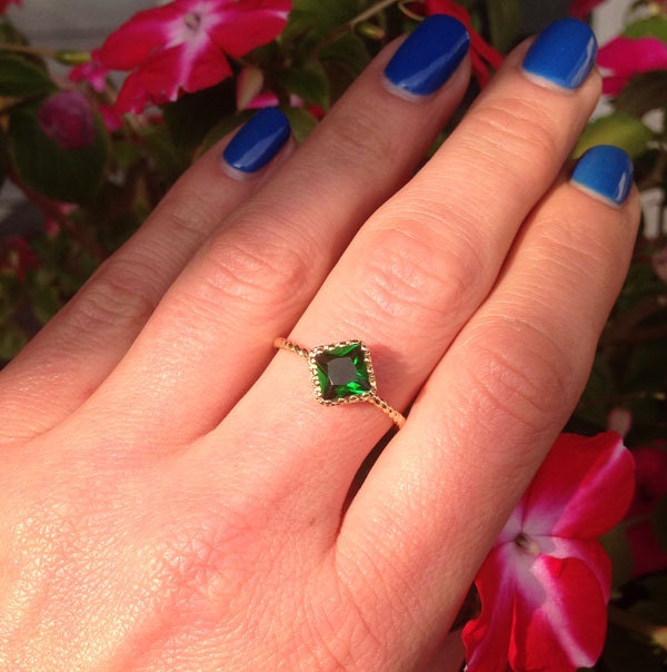 Emerald Ring - May Birthstone - Simple Twist Band Ring with Square Emerald Gemstone - H.L.Jewelry