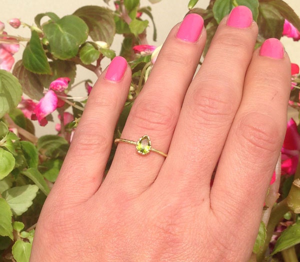 Peridot Ring - August Birthstone - Delicate Hammered Ring with Pear-Shaped Peridot Gemstone - H.L.Jewelry