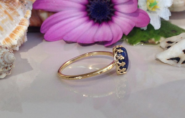 Blue Lapis Ring - Delicate Hammered Oval Crown Ring with Lapis Lazuli Gemstone - H.L.Jewelry