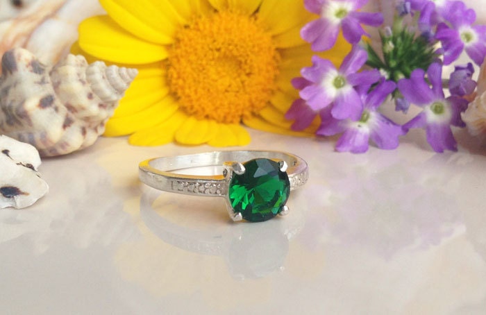 Emerald Ring - May Birthstone - Round Emerald Gemstone Simple Ring with Imitation Stones - H.L.Jewelry