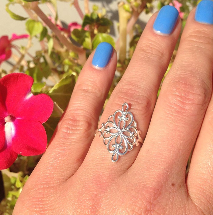 Elegance in Bloom: Lace Flower Ring - H.L.Jewelry