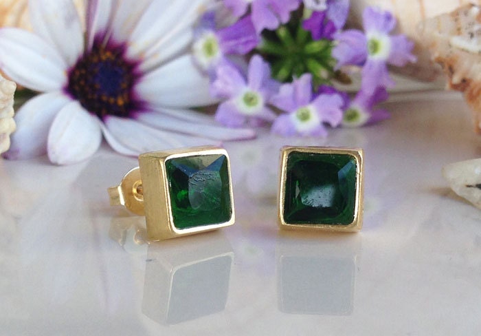 Emerald Earrings - May Birthstone Jewelry - Simple Square Stud Earrings with Emerald Gemstones - H.L.Jewelry