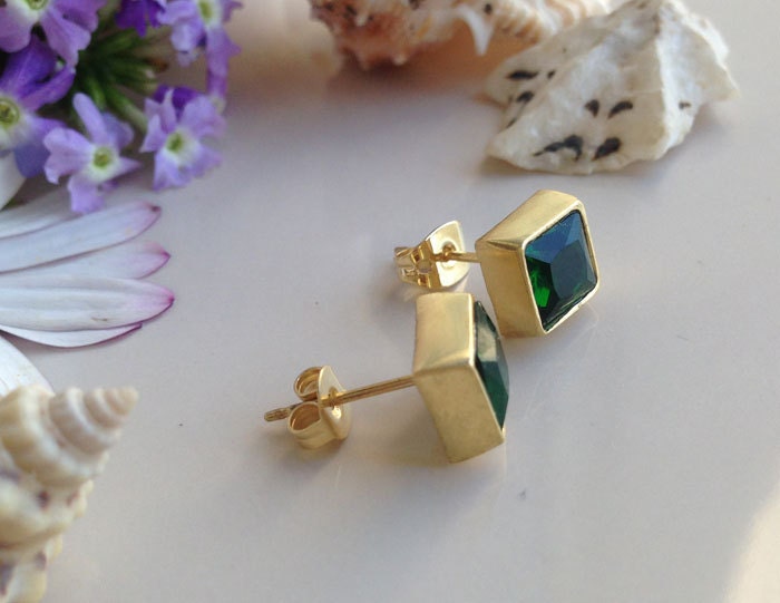 Emerald Earrings - May Birthstone Jewelry - Simple Square Stud Earrings with Emerald Gemstones - H.L.Jewelry