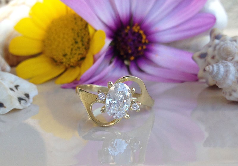 Clear Quartz Ring - April Birthstone - Delicate Ring with Oval Clear Quartz Stone - H.L.Jewelry