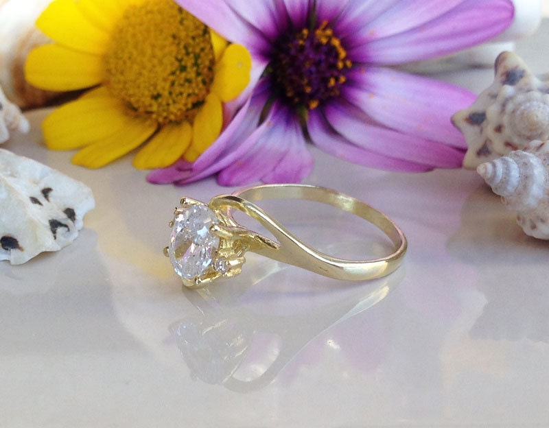 Clear Quartz Ring - April Birthstone - Delicate Ring with Oval Clear Quartz Stone - H.L.Jewelry