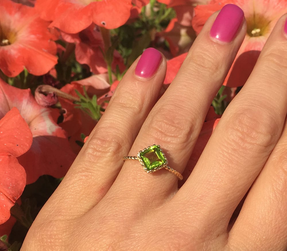 Peridot Ring - August Birthstone - Simple Twist Band Ring with Square Peridot Gemstone - H.L.Jewelry