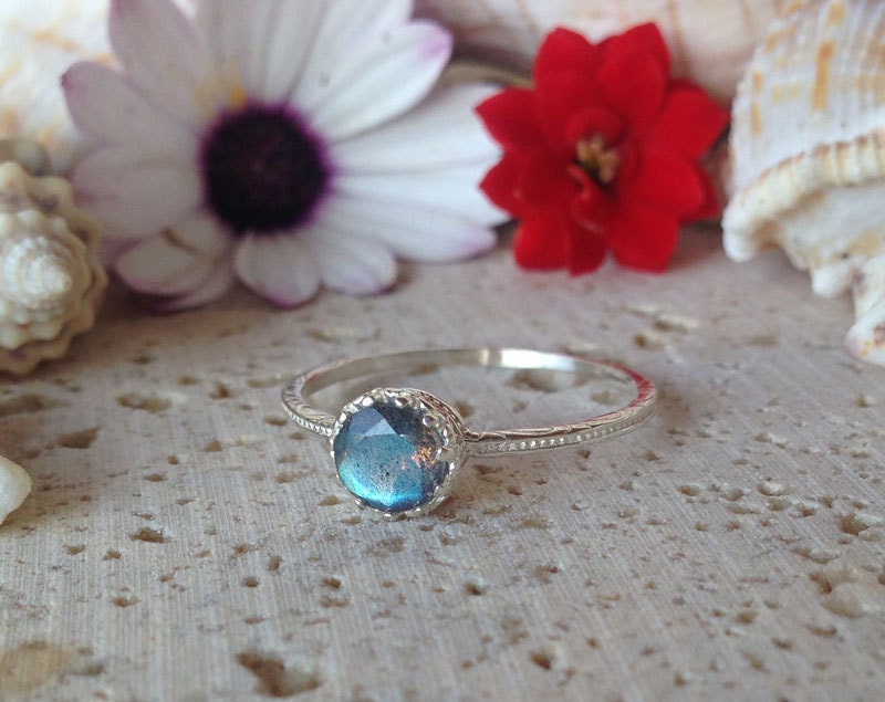 Labradorite Ring - Delicate Hammered Ring with Round Labradorite Gemstone - H.L.Jewelry