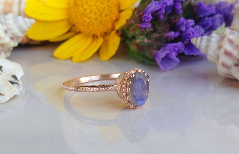 Labradorite Ring - Delicate Hammered Ring with Oval Labradorite Gemstone - H.L.Jewelry