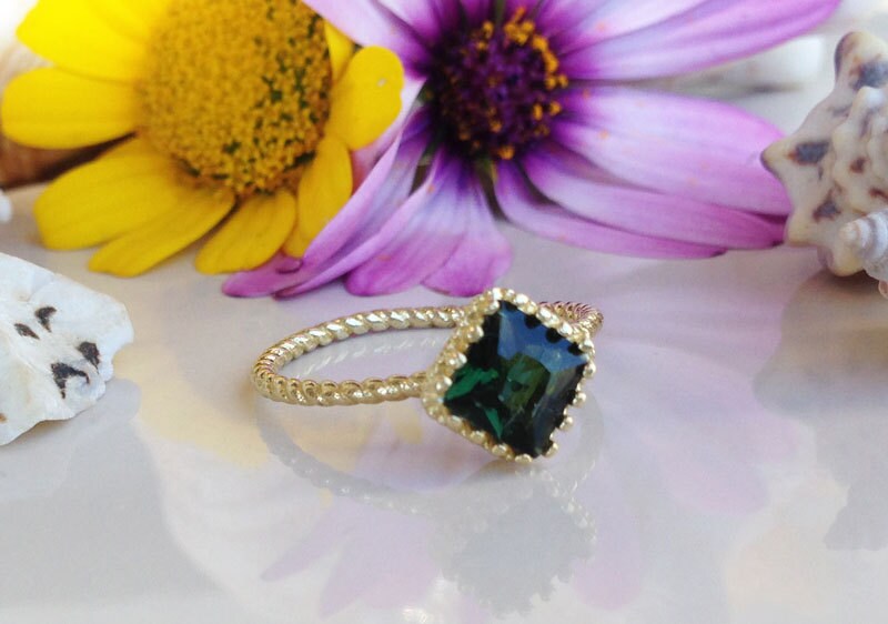 Green Tourmaline Ring - Simple Twist Band Ring with Square Green Tourmaline Stone - H.L.Jewelry